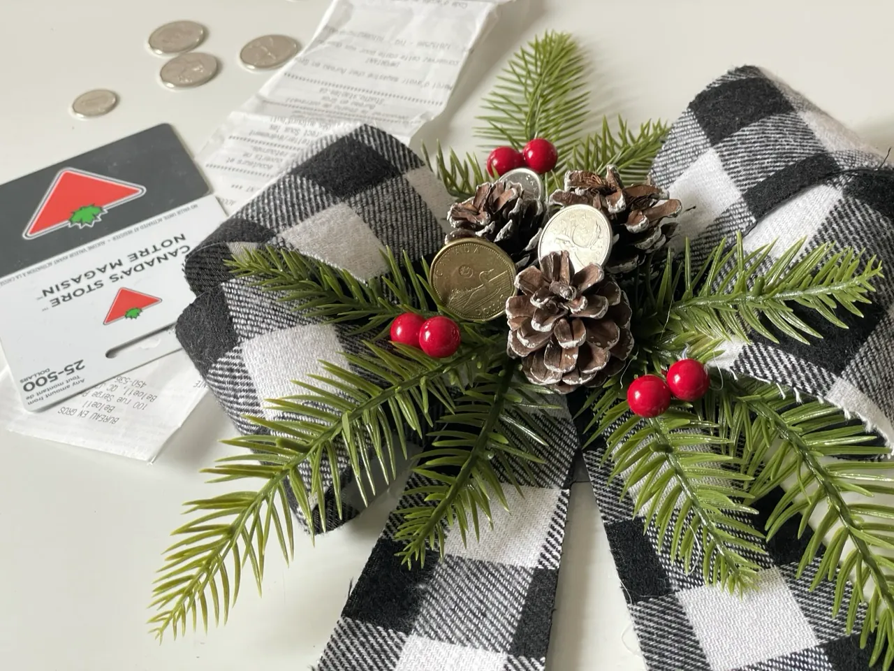 Décoration de Noël avec des facture et achat du temps des fêtes.