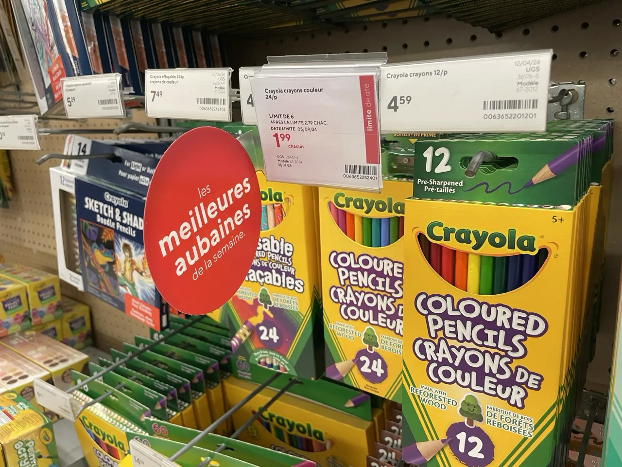 Ensemble de crayons en spécial dans un magasin de fournitures scolaire.