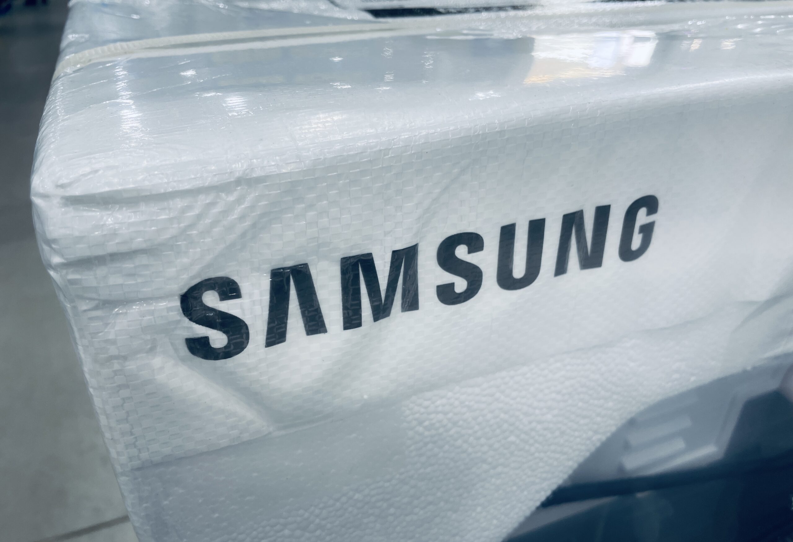 Une cuisiniere avec le logo Samsung sur l'emballage.