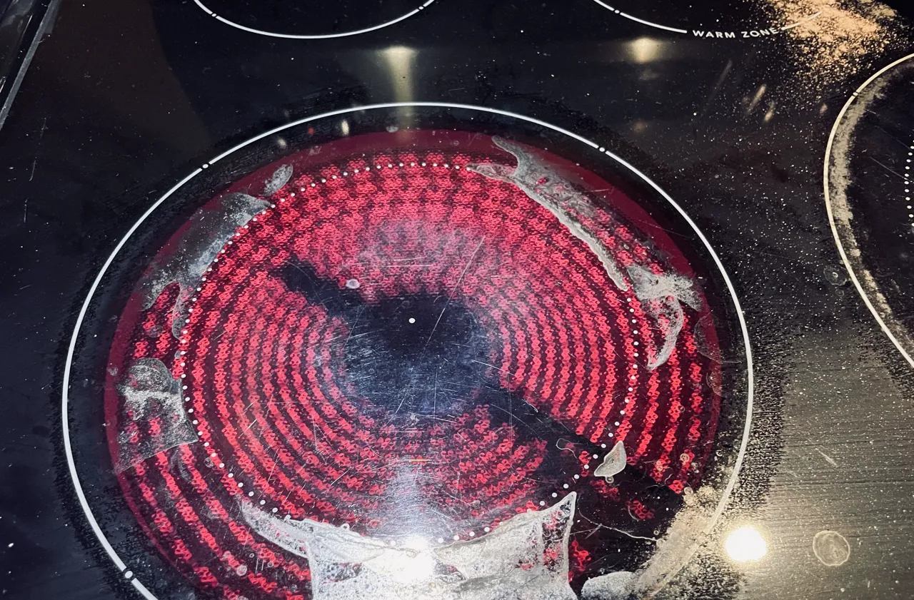 Démonstration d'un rond de poèle sur une cuisinière qui reste allumer et pourrait provoquer un risque d'incendies.