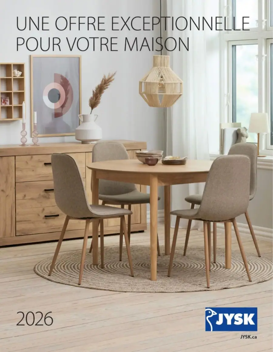 La page de couverture présente une ambiance chaleureuse et naturelle avec un coin salle à manger décoré dans des tons neutres et bois clair. On y voit une table ronde en bois accompagnée de quatre chaises tapissées beige, un buffet assorti, un tapis rond tressé, une suspension en fibres naturelles et des éléments décoratifs comme un vase et un cadre mural. Le texte met en avant une offre exceptionnelle pour la maison en 2026, sans mention de prix ni promotion spécifique visible. Le logo JYSK est placé en bas à droite.