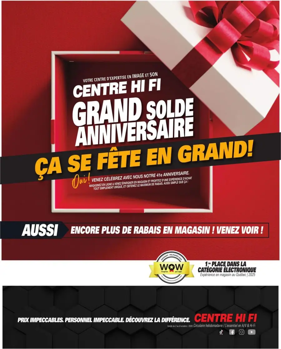 La page de couverture de la circulaire du Centre Hi Fi présente une ambiance festive avec un fond rouge et un cadeau décoré d'un ruban. Les catégories de produits mises en avant incluent l'électronique, avec un accent sur les soldes d'anniversaire. Les promotions importantes mentionnent des rabais en magasin et une invitation à célébrer le 41e anniversaire de l'entreprise. Des éléments visuels comme le logo "WOW" renforcent l'attrait de l'offre.