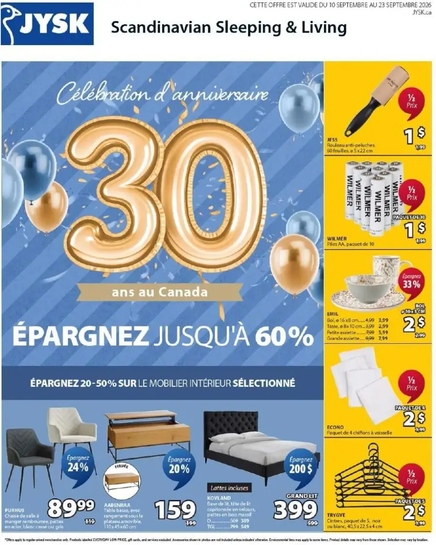La page de couverture de la circulaire Jysk présente une ambiance festive pour célébrer le 30e anniversaire de l'entreprise au Canada. On y trouve des ballons dorés et bleus, créant une atmosphère joyeuse. Les catégories de produits mises en avant incluent le mobilier intérieur, avec des promotions allant de 20 à 50 % sur des articles sélectionnés comme des chaises, des tables et des lits. Des exemples concrets montrent des chaises à 89,99 $, une table à 159 $ et un grand lit à 399 $. Des offres spéciales sur des accessoires comme des rouleaux anti-peluches et des assiettes complètent l'affichage.
