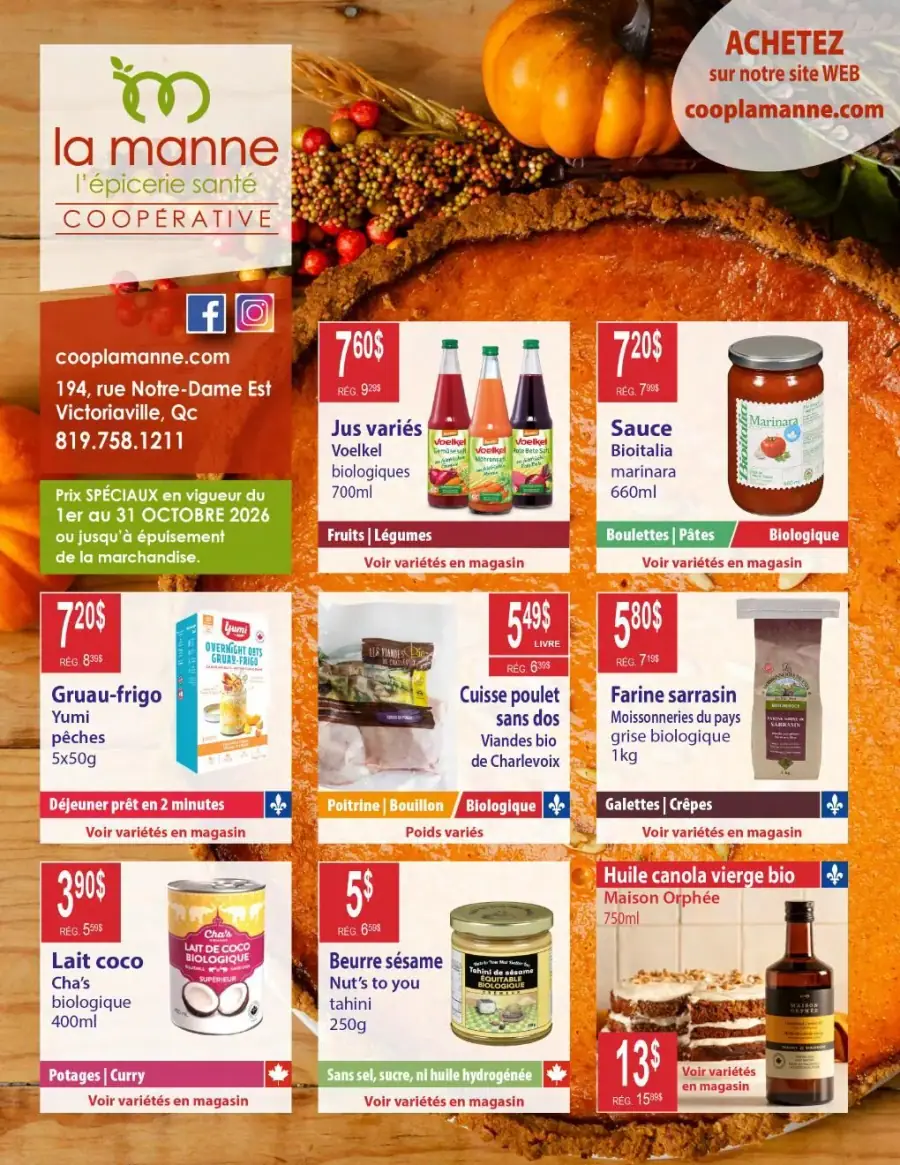 La page de couverture de la circulaire de La Manne Épicerie Santé évoque une ambiance automnale chaleureuse, avec des couleurs riches et des éléments naturels comme des citrouilles et des feuilles. Les catégories de produits mises en avant incluent les jus variés, les sauces, les produits pour le déjeuner, ainsi que des ingrédients biologiques tels que le lait de coco et la farine de sarrasin. Parmi les promotions visibles, on trouve des offres sur des jus biologiques Voelkel, de la sauce marinara Bioitalia, et du beurre de sésame Nut's to you.