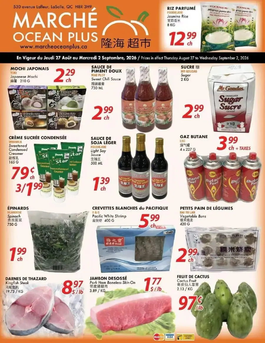 La page de couverture de la circulaire du Marché Ocean Plus présente une ambiance colorée et dynamique, mettant en avant une variété de produits alimentaires. On y trouve des catégories telles que les sauces, les produits de mer, les légumes frais et les produits asiatiques. Parmi les promotions notables, on remarque le riz parfumé à 12,99 $ pour 8 kg, des crevettes blanches du Pacifique à 5,99 $ pour 400 g, ainsi que des petits pains de légumes à 2,99 $. Les prix sont clairement affichés, attirant l’attention sur les offres spéciales.