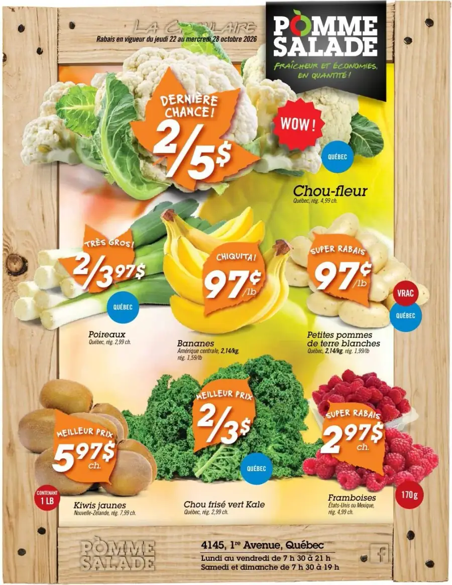 La page de couverture de la circulaire Pomme Salade présente une ambiance chaleureuse et accueillante, avec un fond en bois qui évoque la fraîcheur des produits. Les catégories de produits mises de l'avant incluent des fruits et légumes variés. On y voit des chou-fleurs, des poireaux, des bananes, des kiwis jaunes, du chou frisé et des framboises. Les promotions importantes comprennent des offres telles que "Dernière chance" pour le chou-fleur à 2 pour 5 $ et des prix réduits sur les bananes et les framboises.