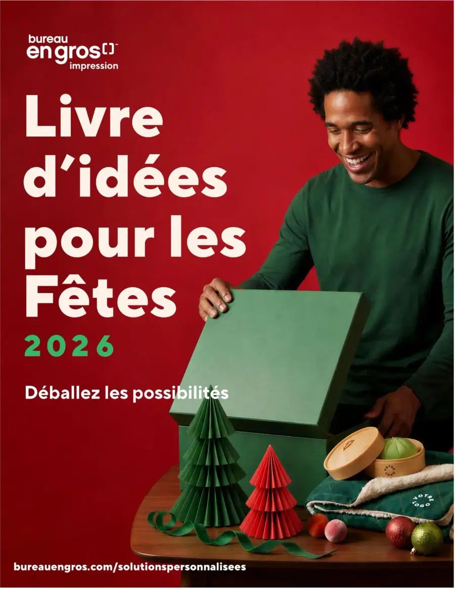 La page de couverture du guide "Livre d'idées pour les Fêtes 2026" de Bureau en Gros présente une ambiance festive et chaleureuse, dominée par un fond rouge. On y voit un homme souriant, tenant une boîte verte, entouré de décorations de Noël en papier, telles que des sapins et des ornements colorés. Les catégories de produits mises en avant incluent des articles de décoration, des cadeaux personnalisés et des fournitures de bureau. Les promotions importantes sont suggérées par le titre et l'invitation à "Déballez les possibilités", incitant à explorer des idées créatives pour les fêtes.